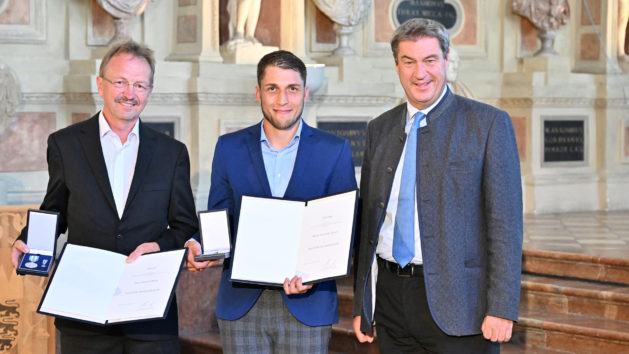 Die Bayerische Rettungsmedaille wurde von Ministerpräsident Dr. Markus Söder unter anderem auch an Konrad Rank und Alexander Bauer verliehen.